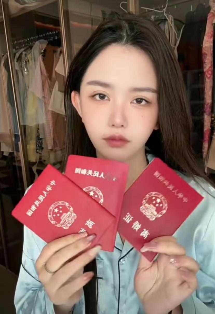 韩安冉直播说自己明天要去领离婚证了，这已经是她第四本离婚证了，归来也才25岁。