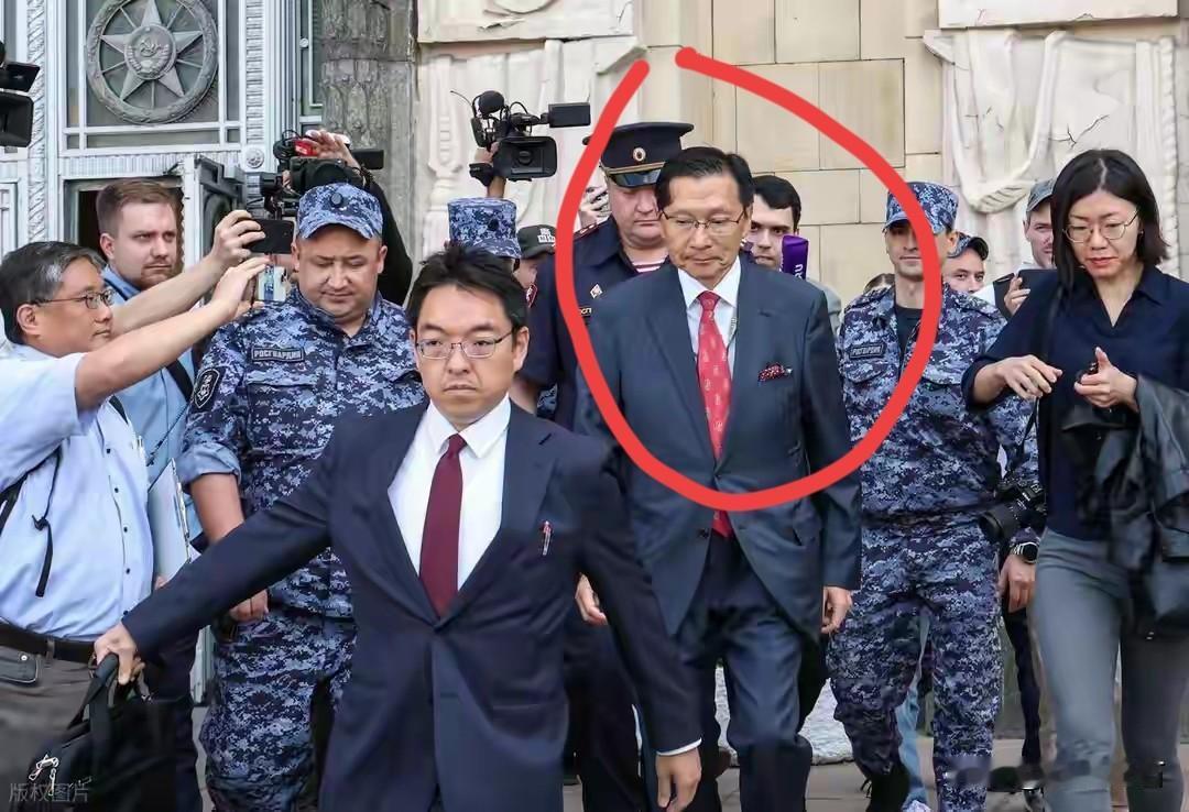 日本大使跑了趟俄罗斯外交部，20分钟就灰溜溜出来了，连个屁都没放跟大伙儿说个事