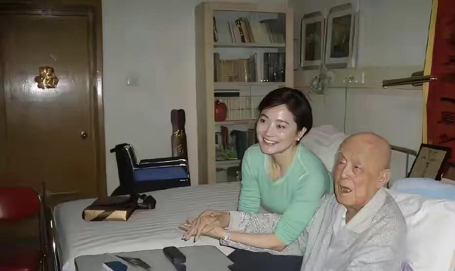 2007年，52岁的林青霞到北京301医院探望96岁的国学大师季羡林的一张留影。