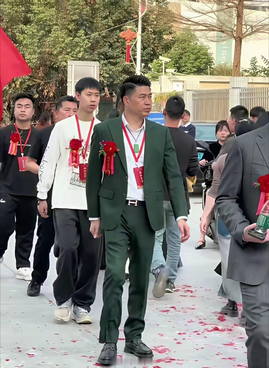 以后谁还敢说，广东没有帅哥的？别看这一身吊儿郎当的气质，人家是真有底气的——身价