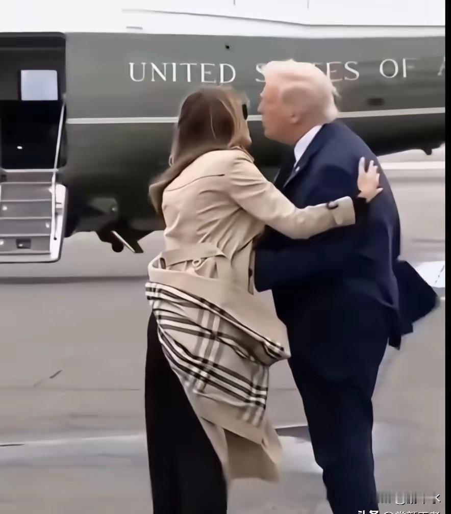 一刮就破的恩爱：特朗普夫妇被风戳穿的“营业现场”狂风在停机坪上呼