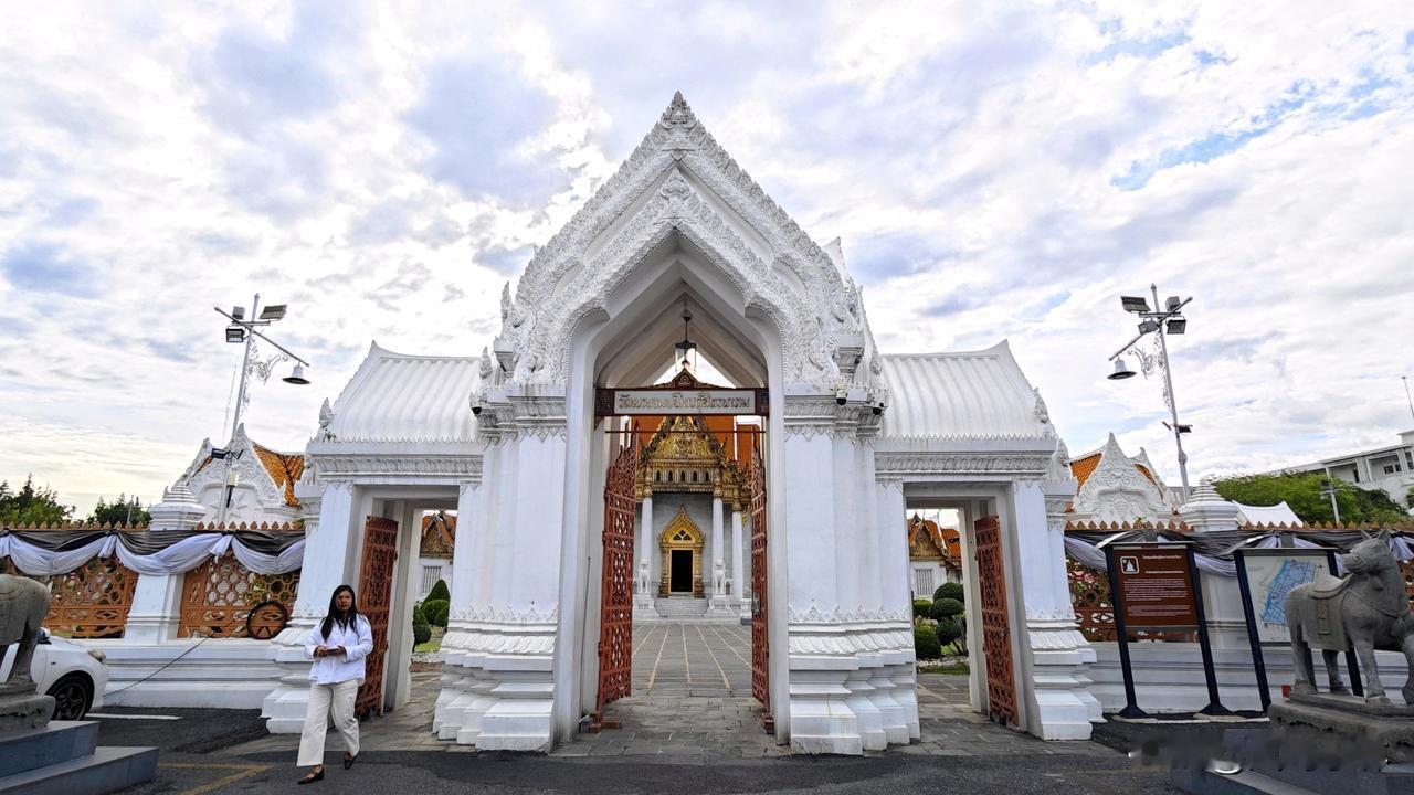 泰国旅游第一站打卡曼谷的大理石寺（WatBenchamabophit），这是泰