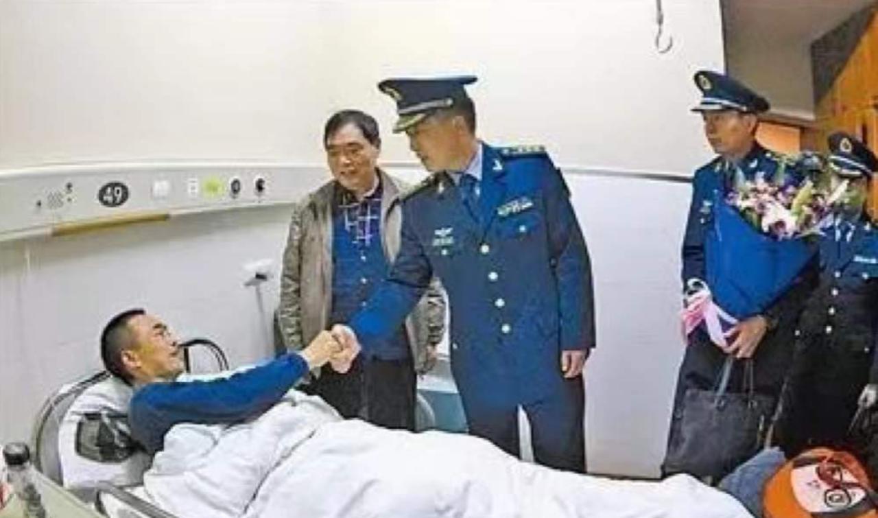 1988年，歼-6飞行员坠入深山后重伤昏迷，幸被江西农民所救，27年后，农民妻子