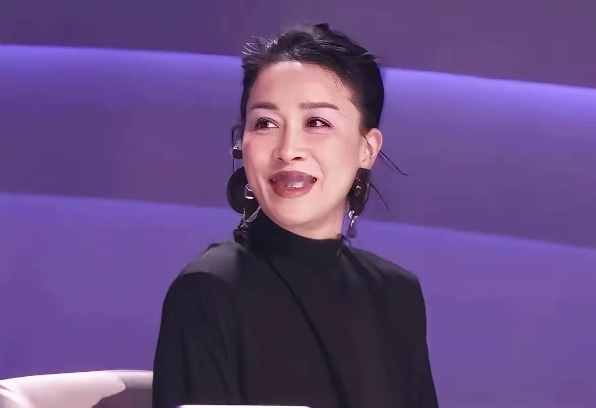 能说她漂亮吗？好像也不能，从年轻到现在就不属于顶级的美女，跟漂亮不沾边，但你仔细