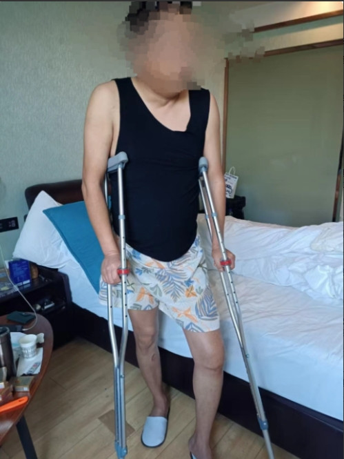 “太缺德了！”青海西宁，一男子过马路时，被突然蹿出来的外卖小哥撞倒，膝盖被撞掉了