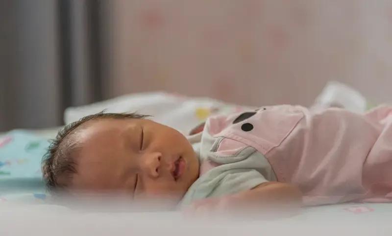 “二月闹”一般是指宝宝出生后大概第二个月时，会频繁哭闹且难以安抚的现象，这通常与