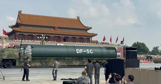 一位美国华人表示，中国阅兵展示的武器装备，都是10年前的技术！阅兵结束之后，网络