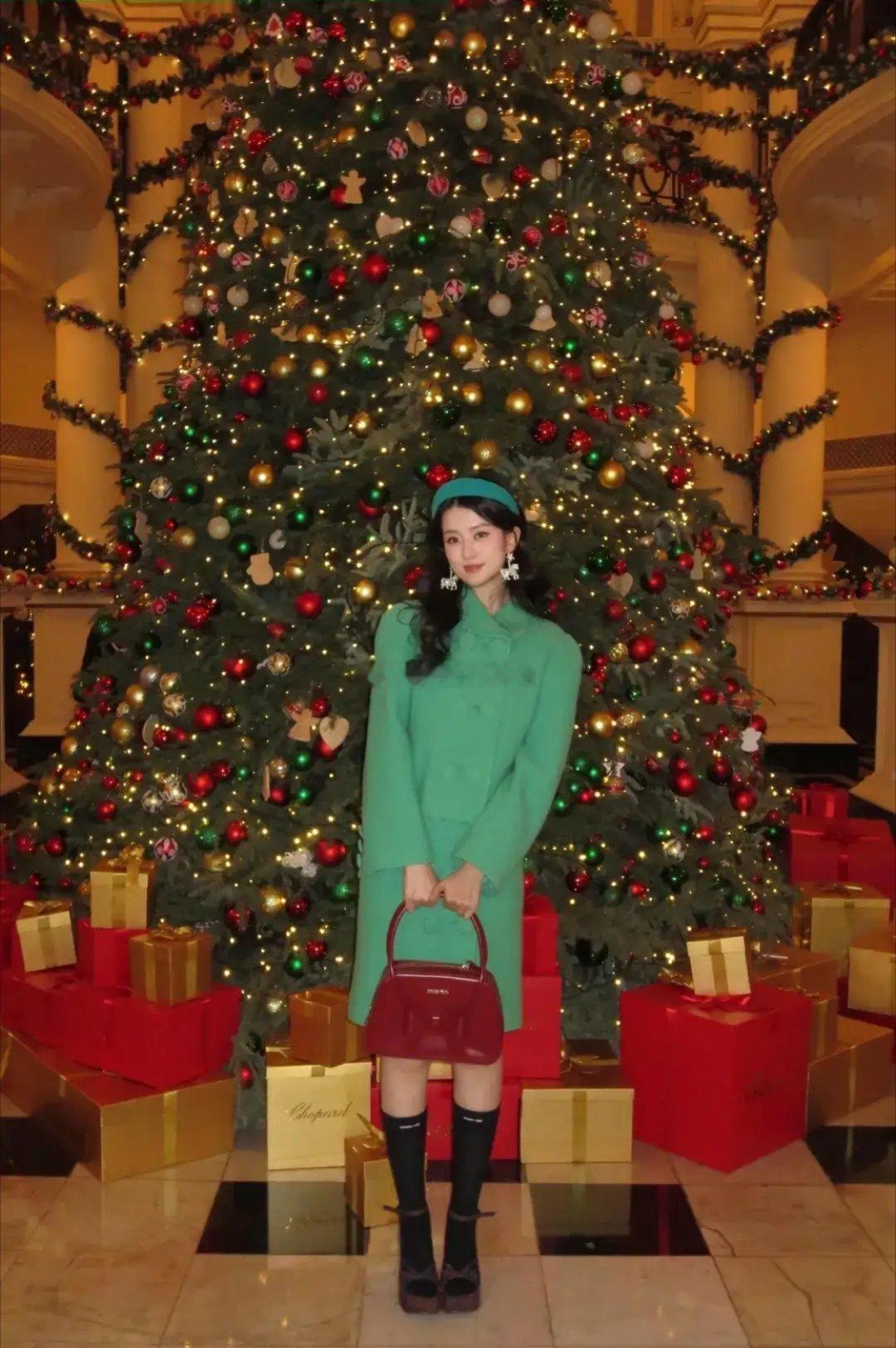 乔欣于平安夜晒出美照。她身着绿色毛呢套裙，搭配红色包包身材高挑气质出众，