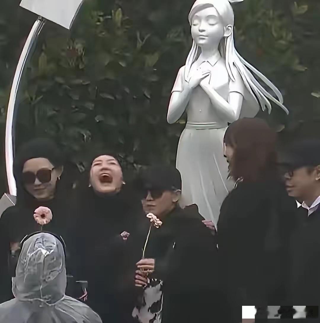 都说小艾斯在大艾斯雕像揭幕仪式上仰天大笑的样子很是缺乏对逝者的尊重而且也