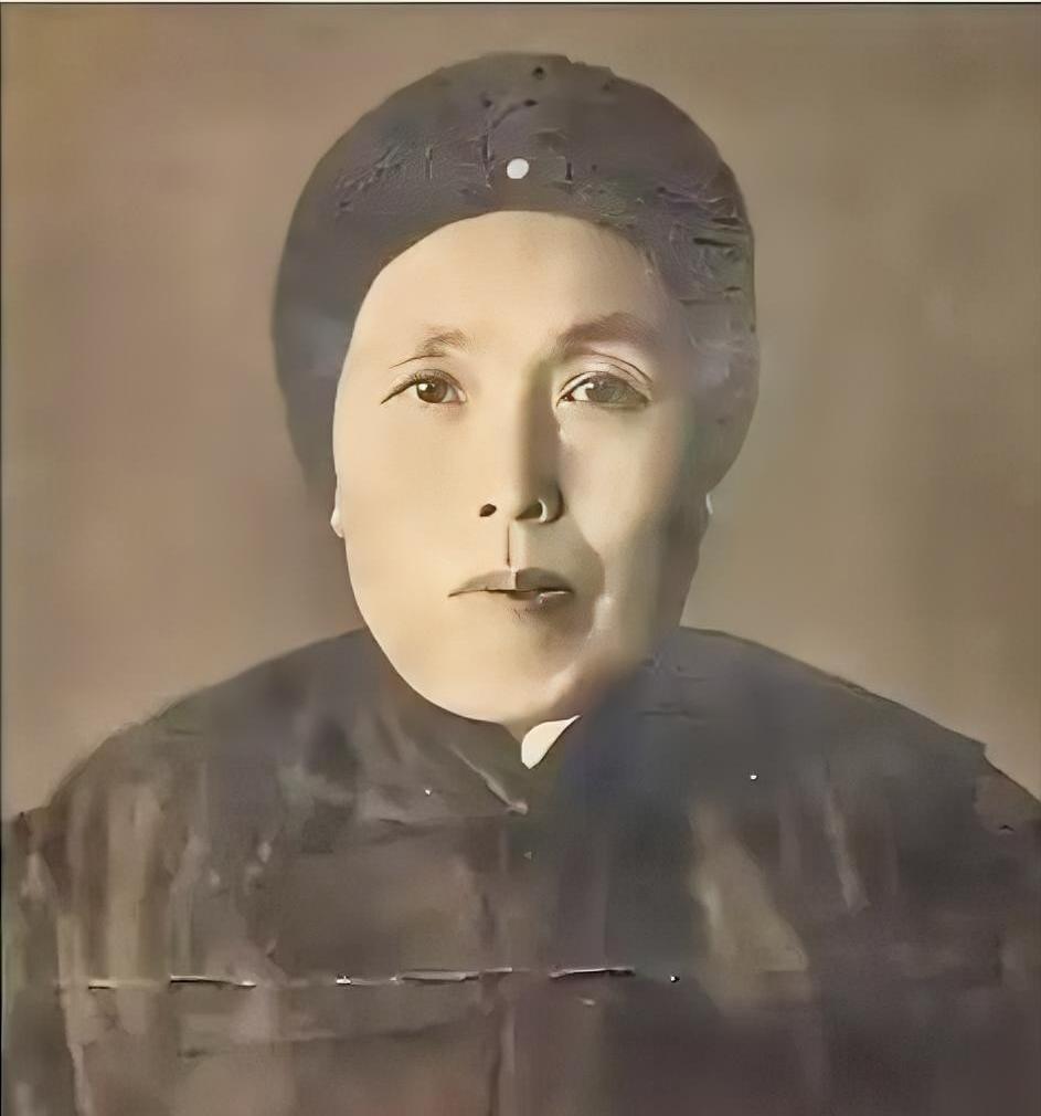 1891年，16岁的张作霖落难乞讨，孙寡妇看中了他，解开衣扣，掏出一块腰牌给