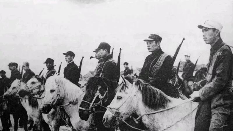 粟裕与彭雪枫思路不同，彭吃了骑兵的亏后，下血本也搞个骑兵团，相当威风，据说打得日