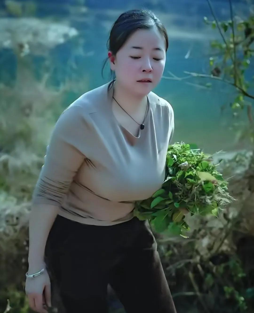 春天来，很多妇女都喜欢上山去挖野菜和野菜根，她们不辞辛苦的在少林间，荒山野岭中，