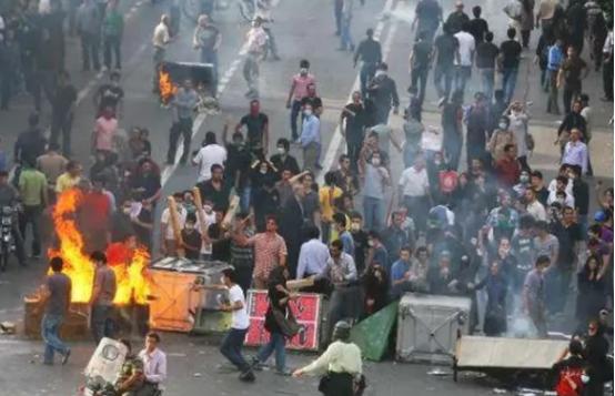 伊朗这位总统，享受特权的时候，把老百姓不当一回事，现在被美国、以色列巅峰政权时，