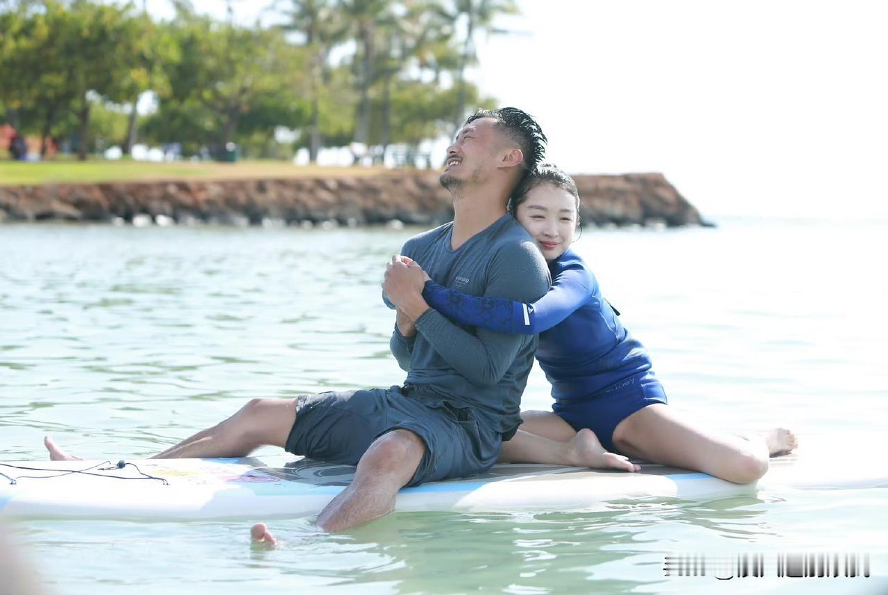 周冬雨余文乐水上瑜伽，谁能忍住不放大？