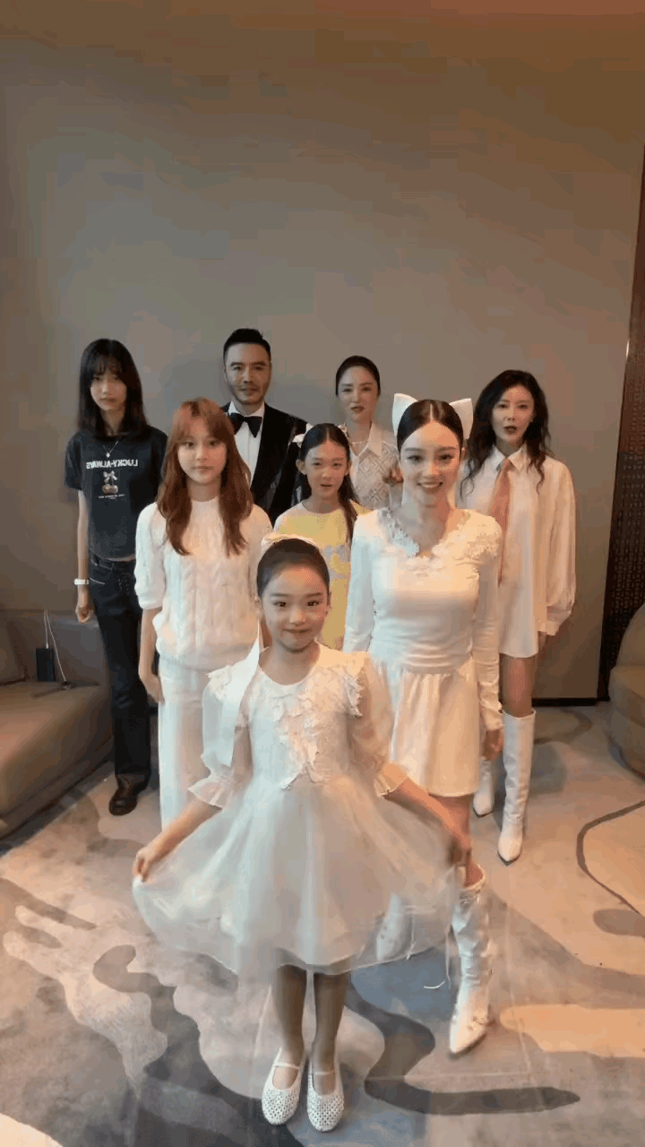 李小璐把自己打扮的像女儿，把女儿打扮得像……人家的蝴蝶结都在女儿头上，只有李小璐