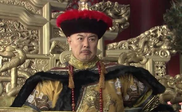乾隆把一张白纸甩到纪晓岚面前，语气不容置疑：“给朕宣读诏书。”满朝大臣都愣住了，