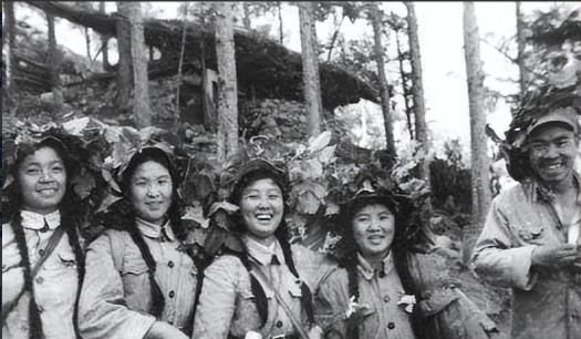 抗美援朝中，五位女志愿军战士被美军围堵在山洞，她们决定投降。然而，就在美军靠近时