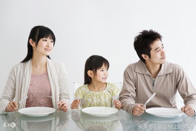 1岁多的娃以奶为主? 以饭为主? 你知道哪个选择对孩子发育更好?