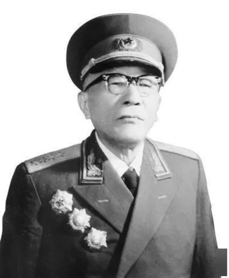 1977年，黄克诚从山西回到北京，担任军委顾问。组织上考虑到他眼睛不好，上下楼不