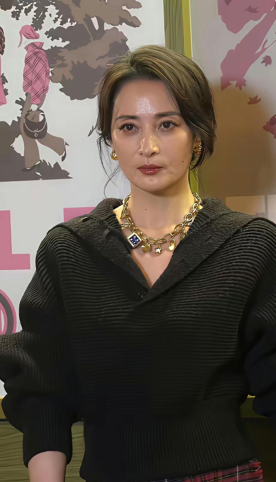 蒋勤勤最新亮相的照片刷爆了朋友圈，谁能信这是五十多岁的状态？镜头里她穿着简约的衬