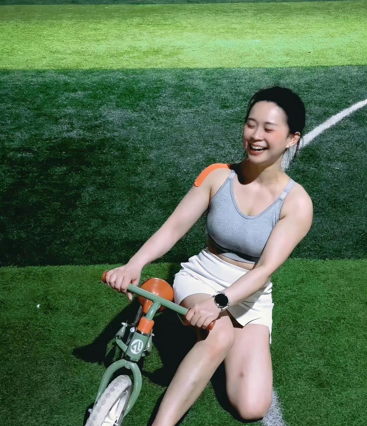 这才是骑行圈扛把子美女，笑的花枝乱颤，让人感叹。骑行的女子身材果然就是不一样，
