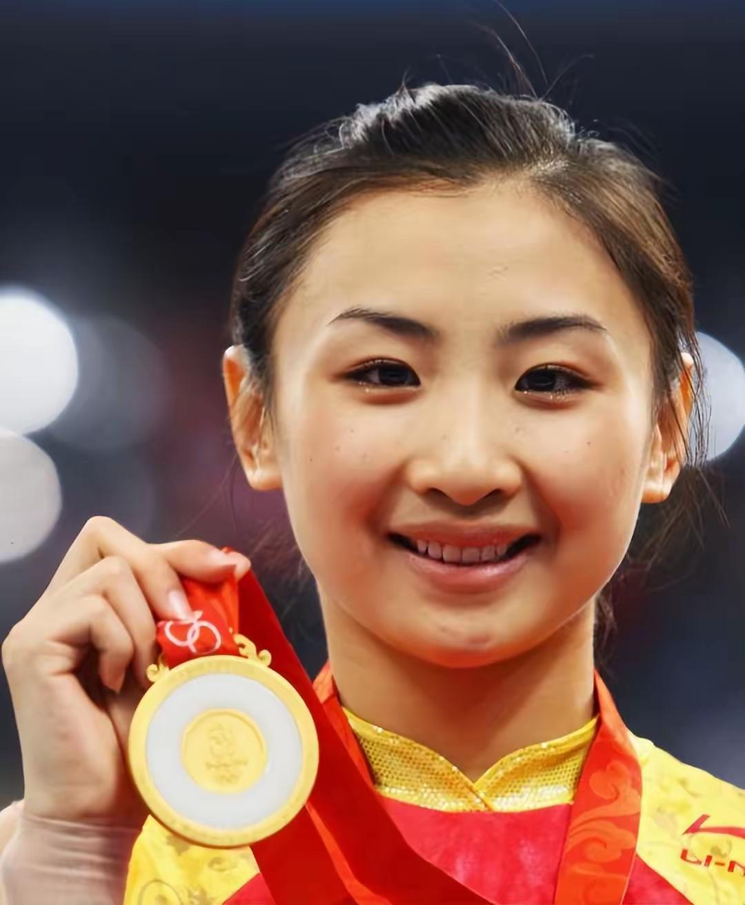 2019年，30岁的奥运冠军何雯娜与38岁身家过亿的二婚男订婚，她想风光大嫁办两