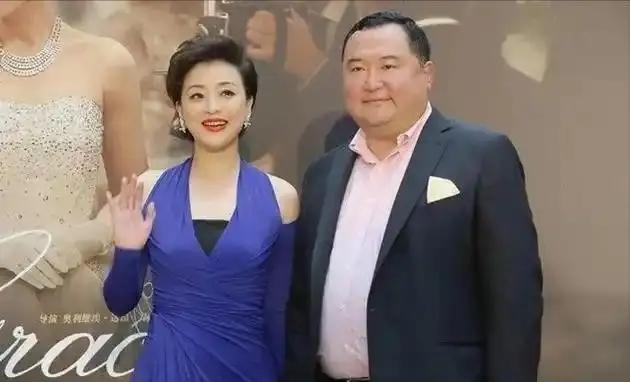 1994年，26岁的杨澜非要和银行上班的丈夫张一兵离婚，转身嫁给了体重200斤，