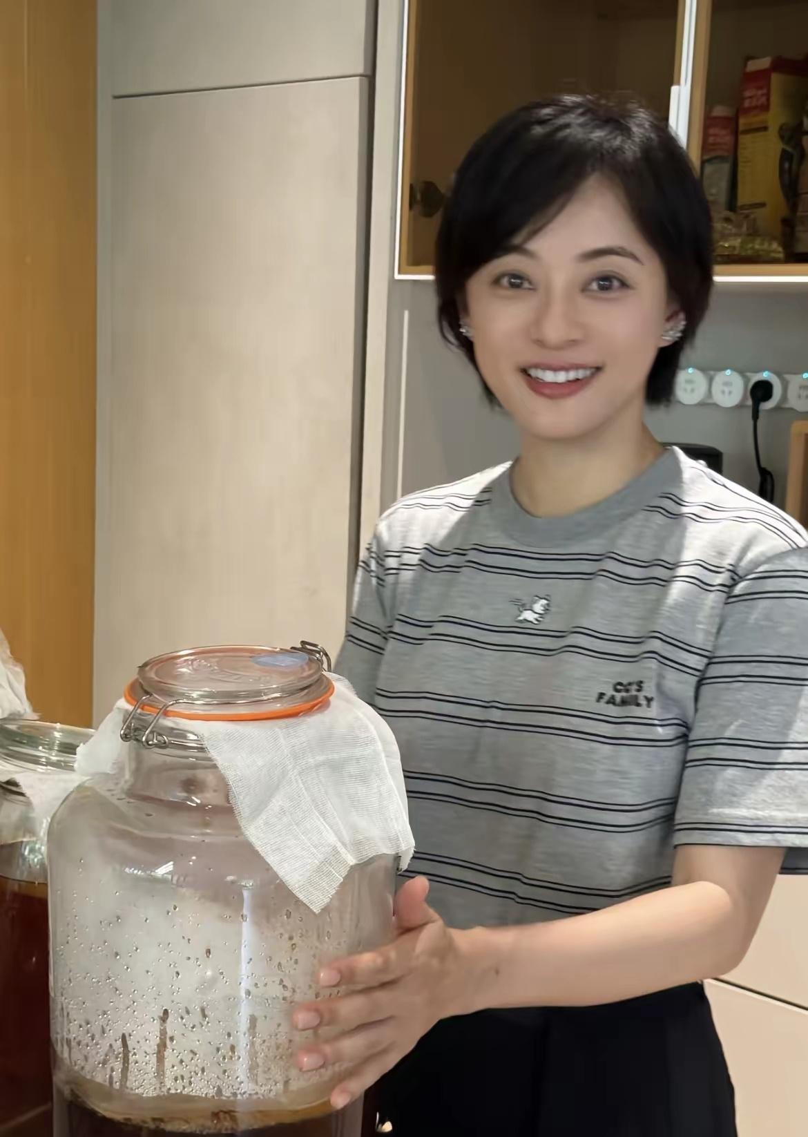 还是得靠医美啊孙俪现在也不肿眼泡了，不发腮了，整个人状态年轻了十岁。孙俪之