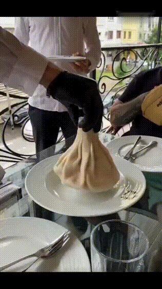 吃个包子都充满仪式感，不懂就问，这个包子是不是得要5块钱啊？