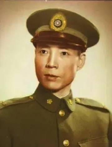 1947年，为讨好上海警备司令宣铁吾，杜月笙特意邀请他看戏，哪料宣铁吾到场时，却