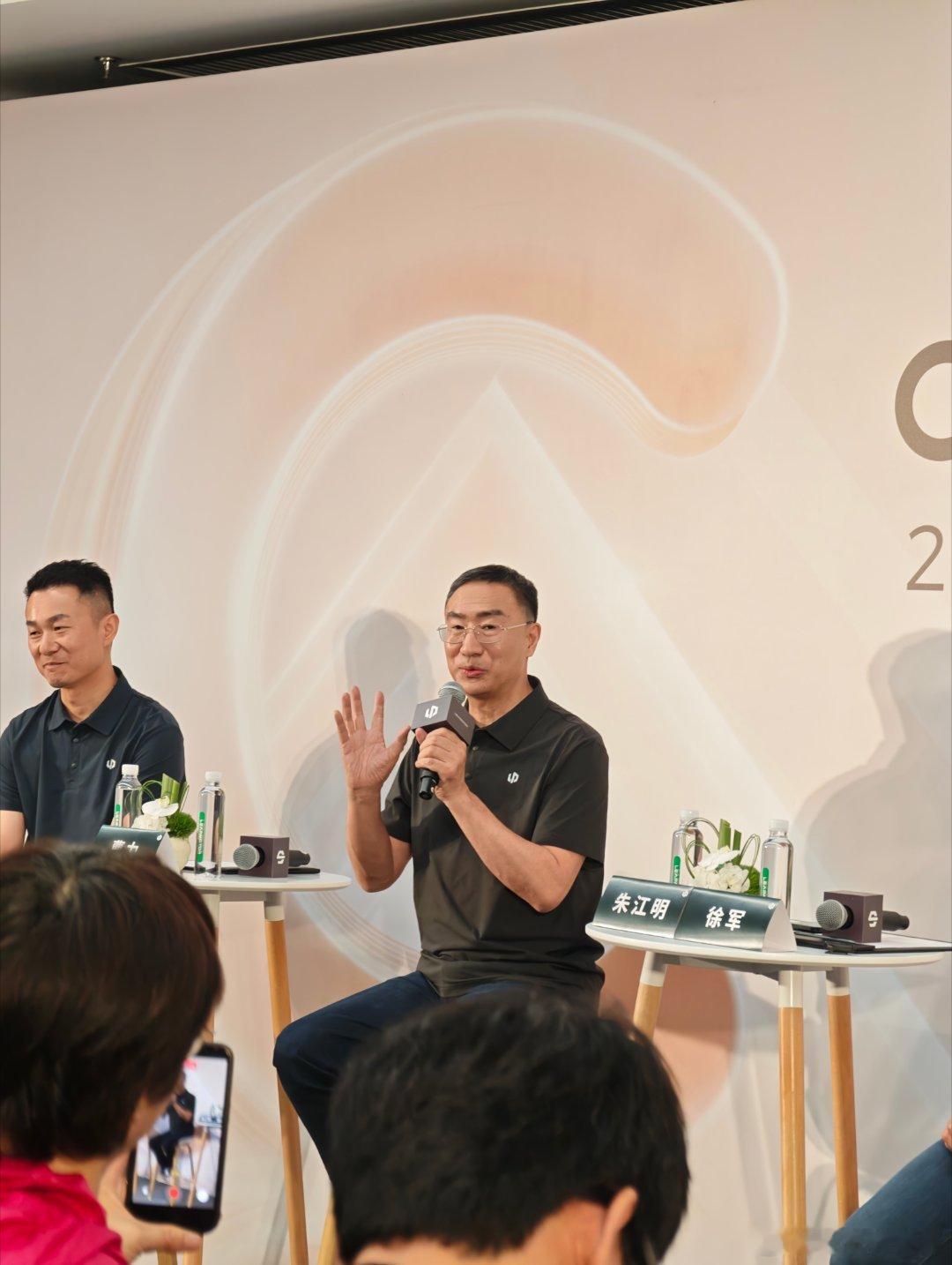 朱江明力推ARHUD新车情报局在零跑全新C系列上市后的媒体群访中，零跑科技创始人