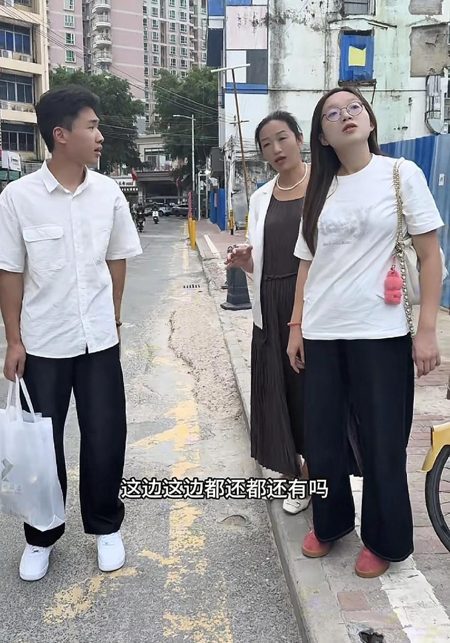 许健华故地重游想起曾经创业回忆她泪目了谢炜琳也抱着妈妈哭了，因为这是她小时候