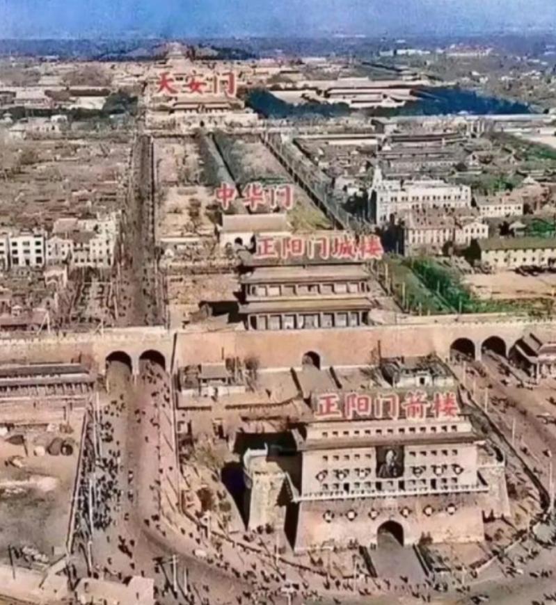 这是天安门最初的模样，可惜的是，在郭沫若的一再建议下，大部分城门被拆除.....