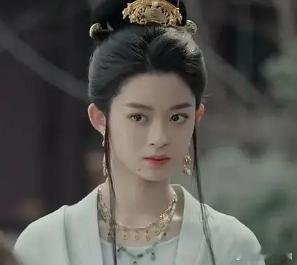 她怎么这么男相啊