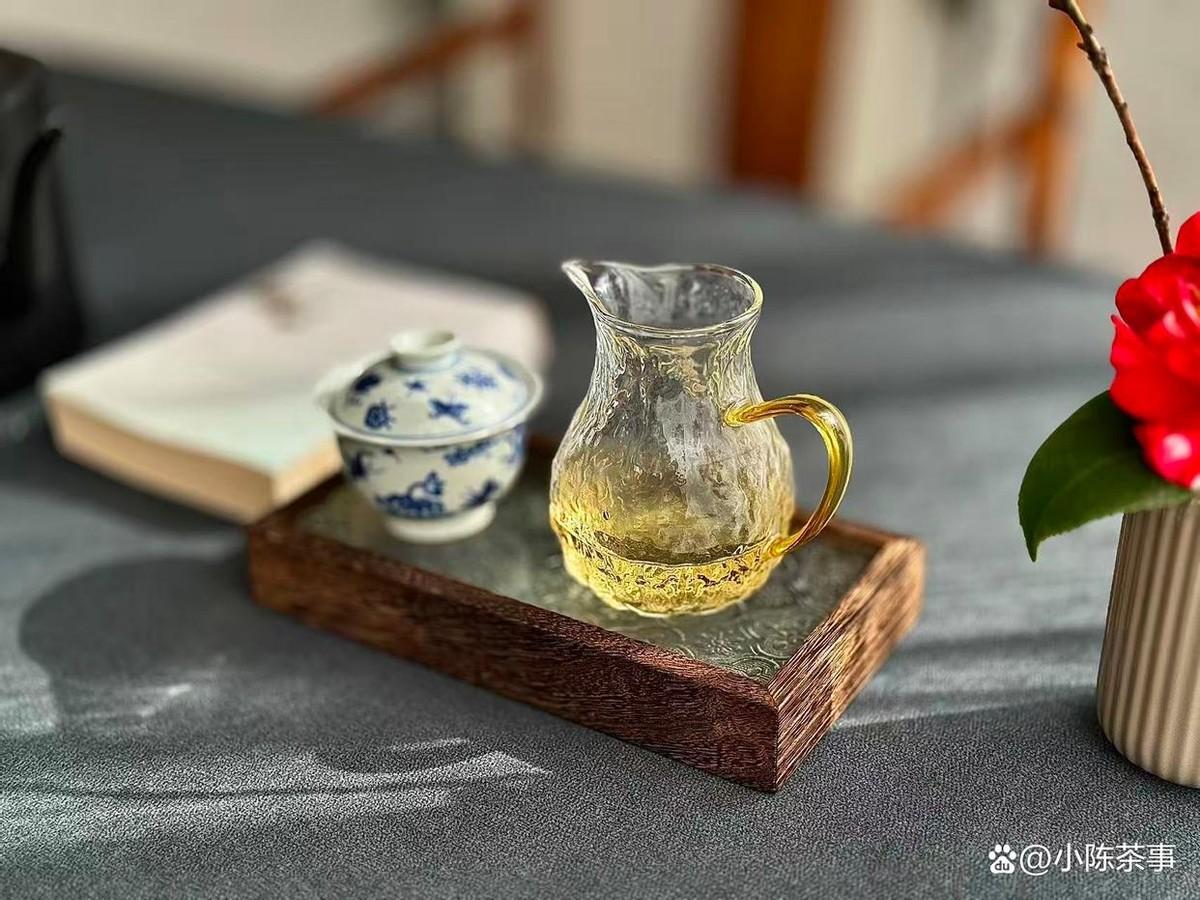 村姑陈在茶馆看见一对情侣。茶端上来，女生刚拿起杯子看向对面，男生的相机已经举好