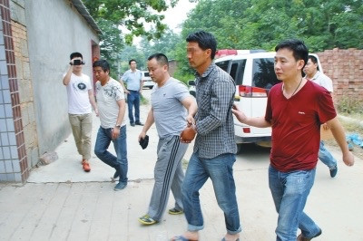 妻子出轨同村男子，丈夫选择原谅想挽回家庭，第三者仍持续纠缠，夫妻预谋联手杀人抛尸酿血案。同村男子长期