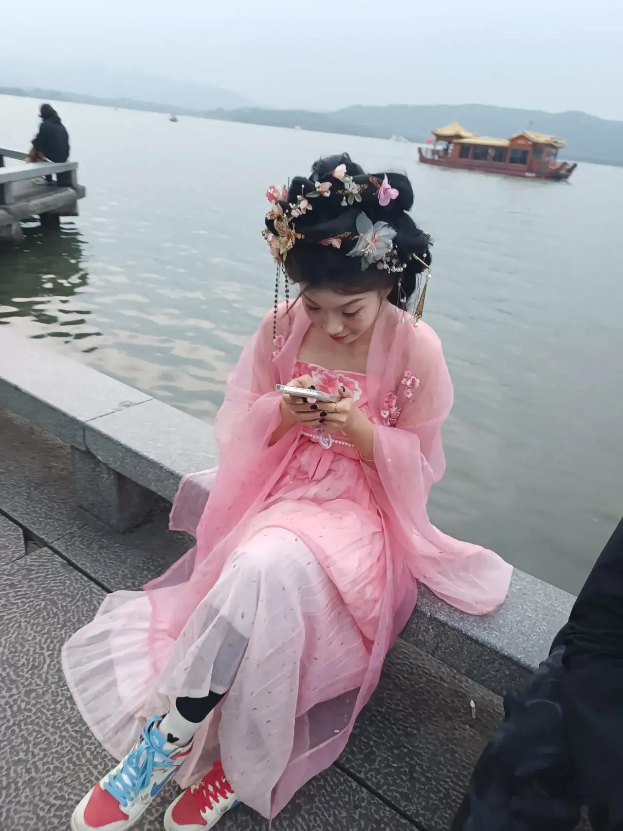 台风“白海豚”登陆杭州，西湖边吹过来的风不再温柔，可依然挡不住游客们对西湖的迷恋