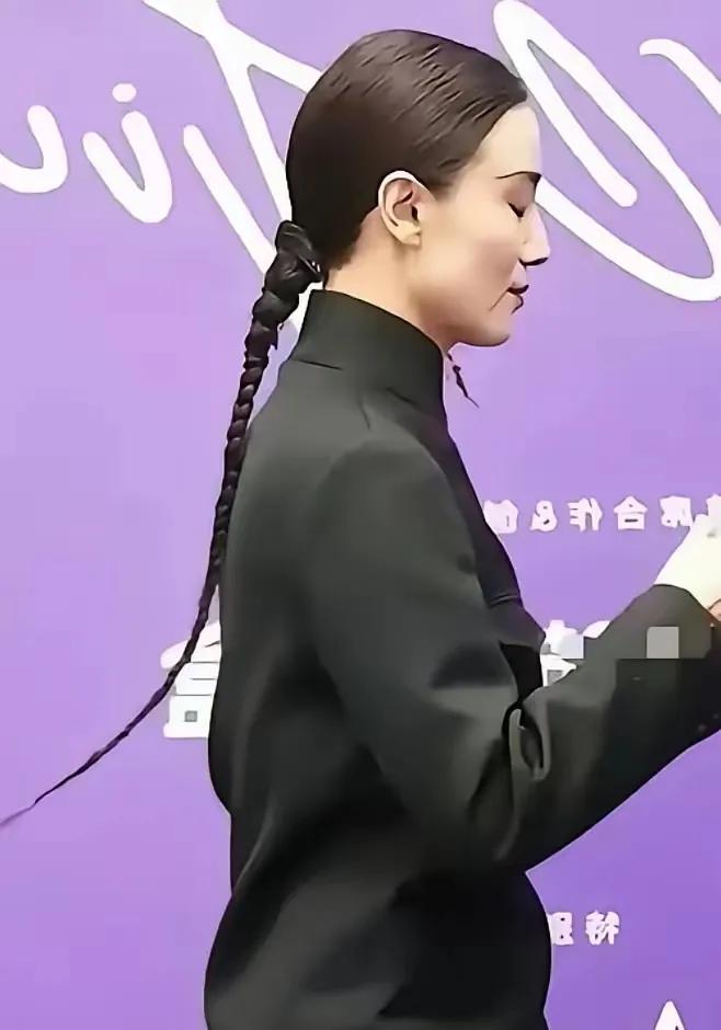 把国耻当国潮，宋佳团队这次，不是翻车，是坠崖。金钱鼠尾辫从来不是什么新潮