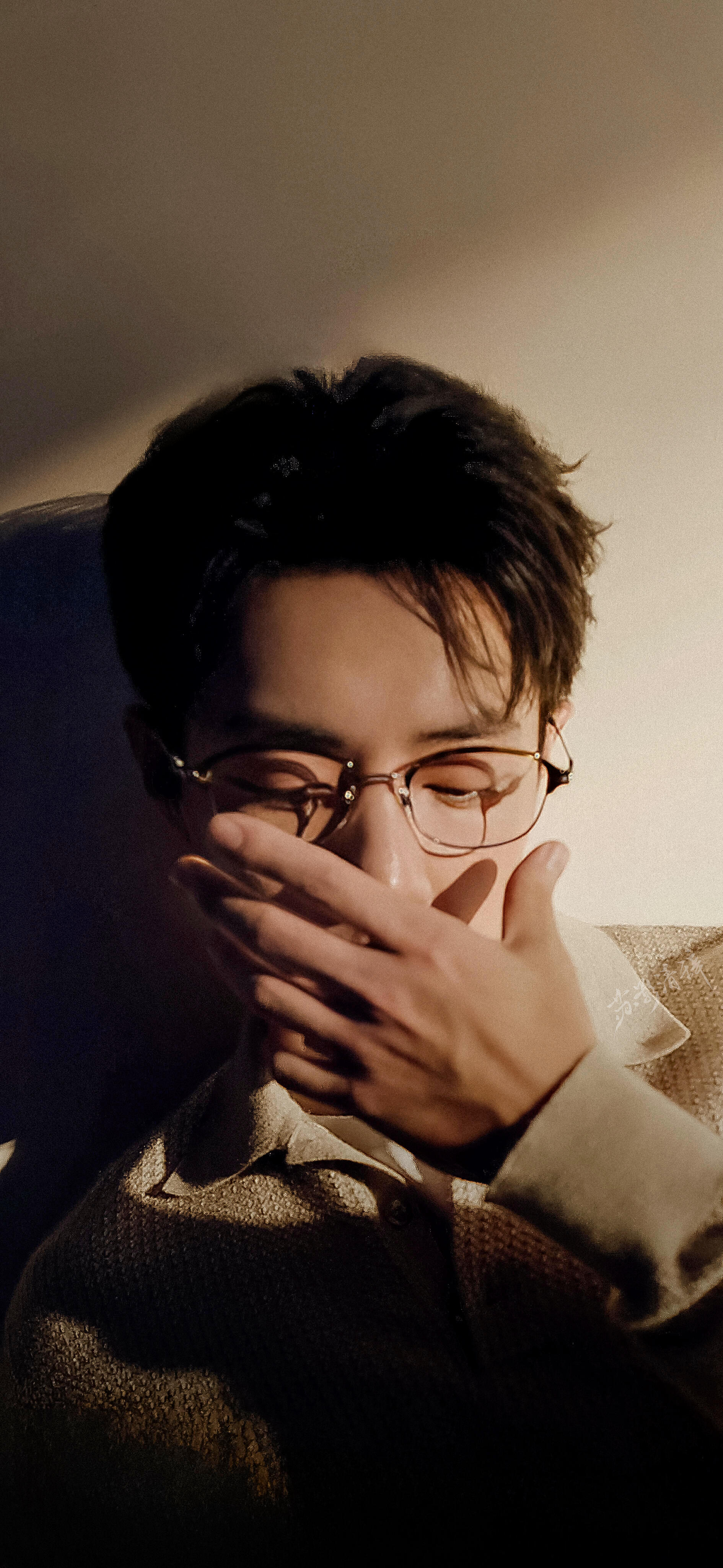 到底谁可以抵挡得住肖战金丝眼镜的诱惑！！！