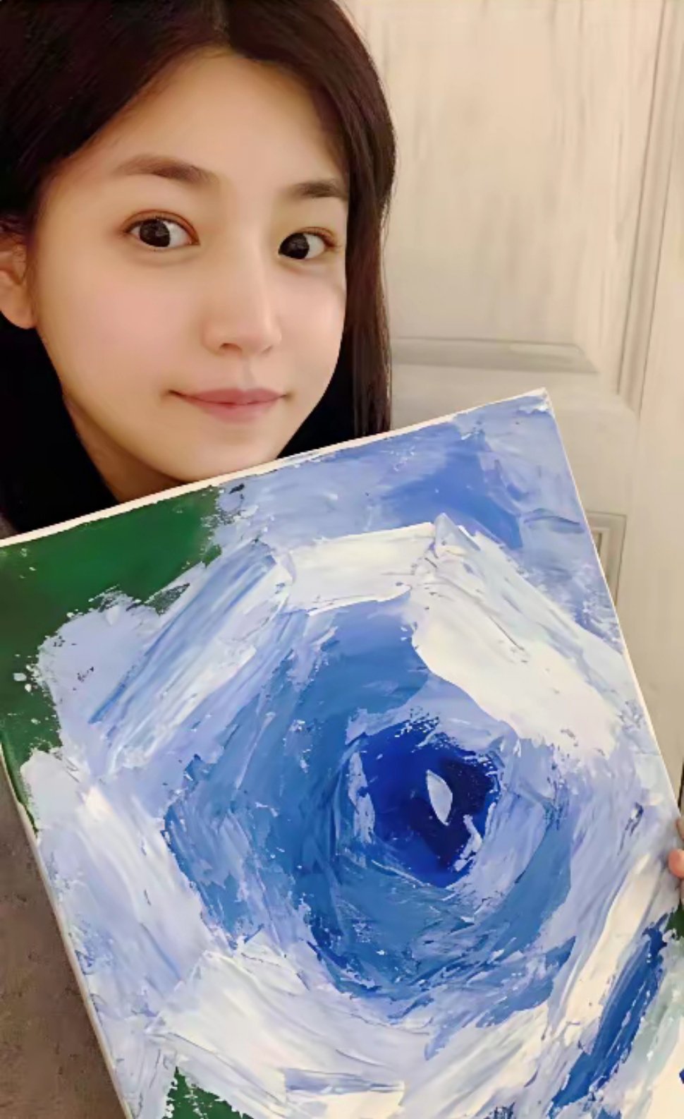 看到陈妍希的几幅油画，突然发现她和陈晓有一点可惜。据说，陈妍希和周柯宇新剧海报上