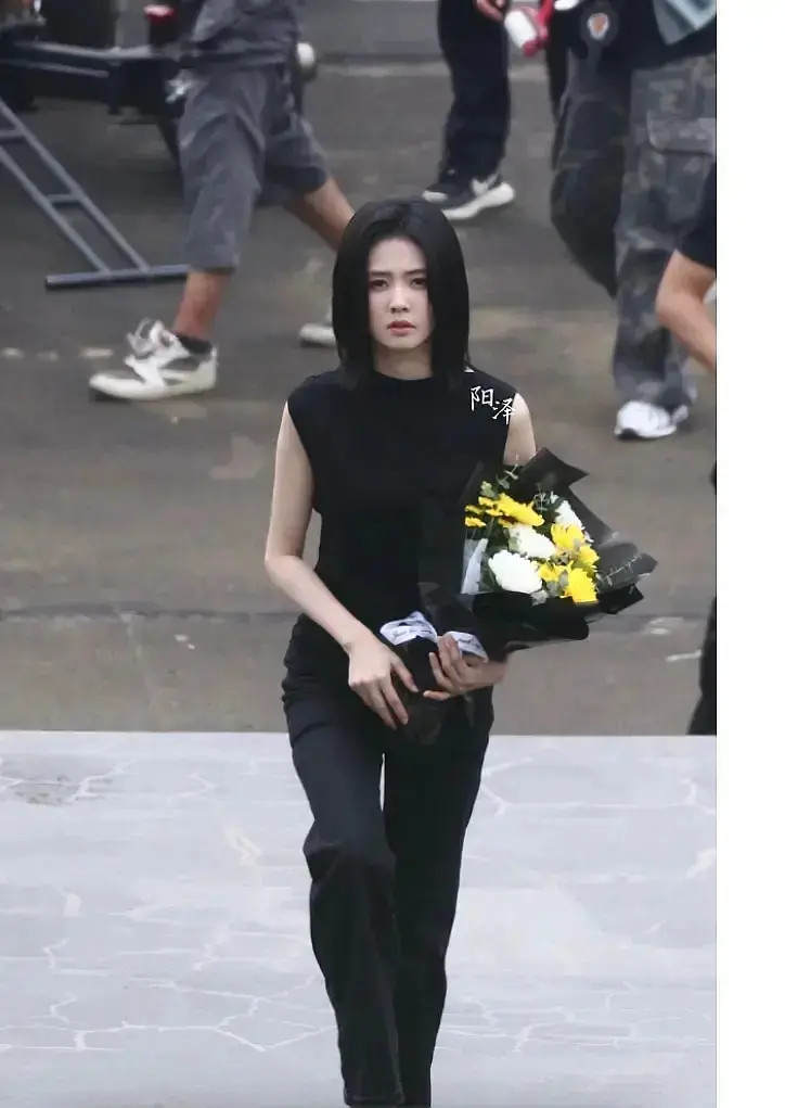 白鹿给自己戴个头盔啥意思