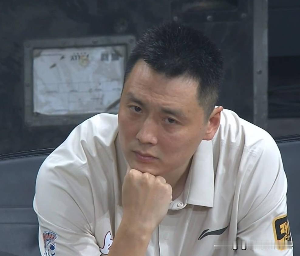 卢伟:左右为难！上海男篮迎来拉塞尔与麦基的加盟，在保留国内夺冠班底的同时，留
