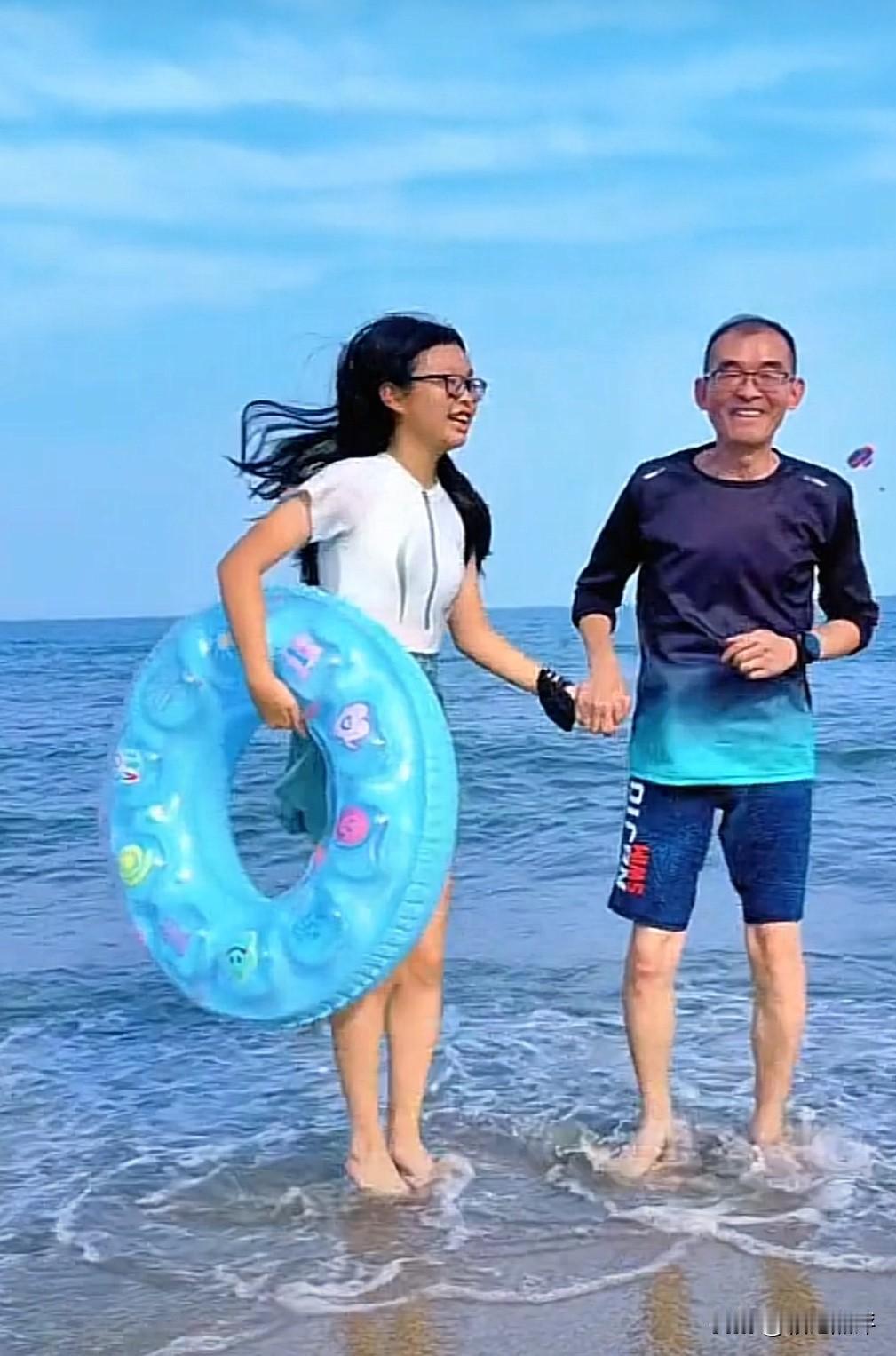 谢浩男爸爸很久不更新视频了，今天不知道是怎么回事，连更三条视频，其中有一条是跟