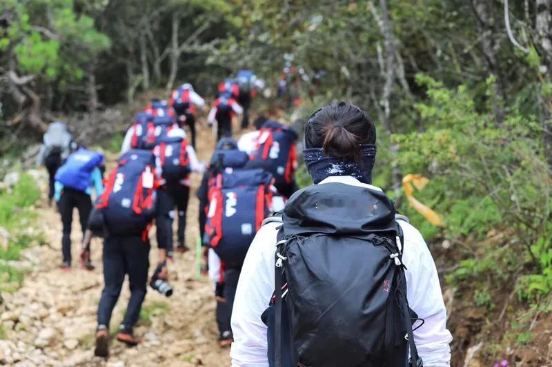 最近有个挺火的事儿：一位女博主说要“从杭州徒步到上海，一分钱不花”，路上进了家饭