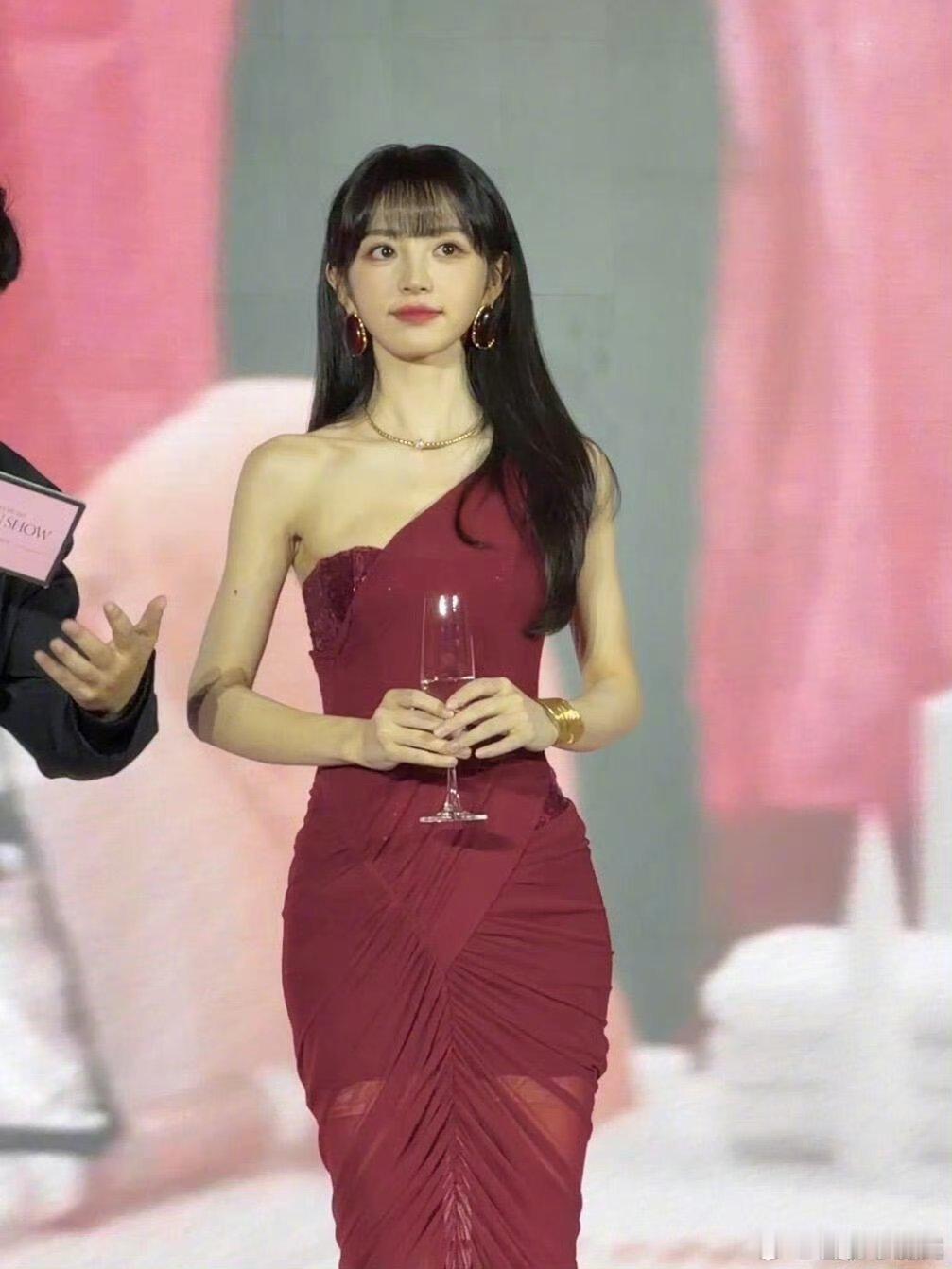 田曦薇红色斜肩单纱裙生图状态这个小田美得有点太权威了[污