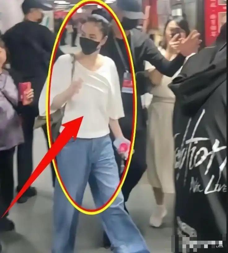 55岁王菲素颜生图身材紧致无小肚腩