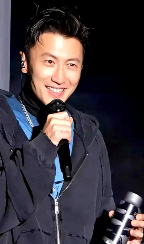 11月7号苏州，谢霆锋中场喝水，顺手掏出个灰不溜秋的杯子，自嘲“摇滚老头”上线。