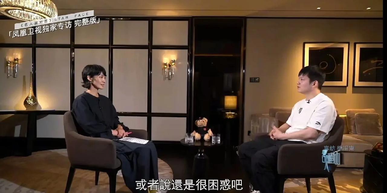 哈哈！樊振东的《名人面对面》在微博里又掀起一股新浪潮。被骂的竟然还是王楚钦和孙颖