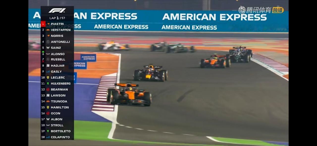 灯灭起步！诺里斯高压之下果然犯错。皮亚斯特里领跑，维斯塔潘超越诺里斯上到P2。