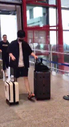 楚钦一大早出发去横滨了，帅的好稳定，清爽帅气的一身，起落平安，比赛加油！不过这